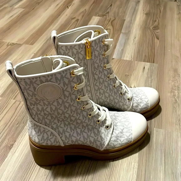 Michael Kors Corey Logo Combat Boot cream & tan Womens size 7.5 Ankle Bootie - Picture 4 of 14